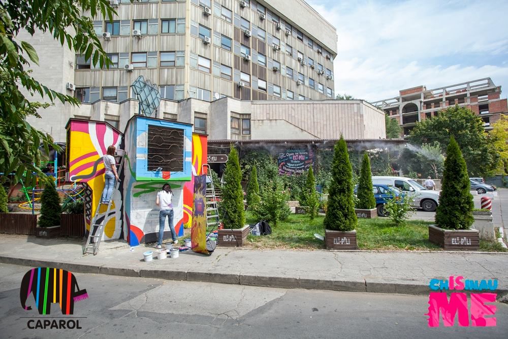Cel mai mare obiect de artă din partea Chisinau Is Me - Adidaşii