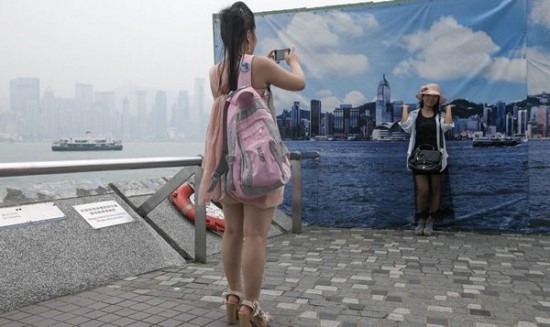 La ce duce poluarea extremă: Cum sunt nevoiţi să se pozeze turiştii din Hong Kong