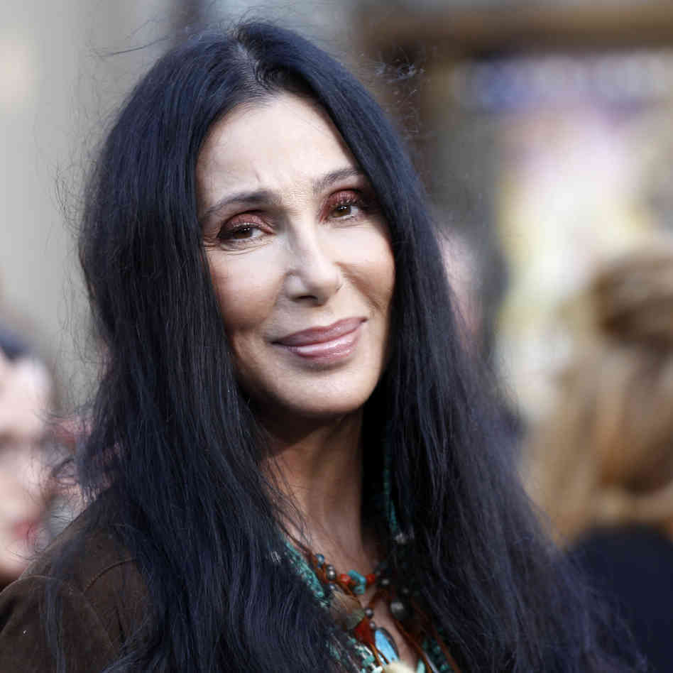 Cher, fenomenală la 67 de ani, cu părul blond și cu sânii la vedere