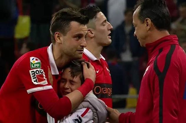Fotografia de la un meci de fotbal care te va emoţiona până la lacrimi