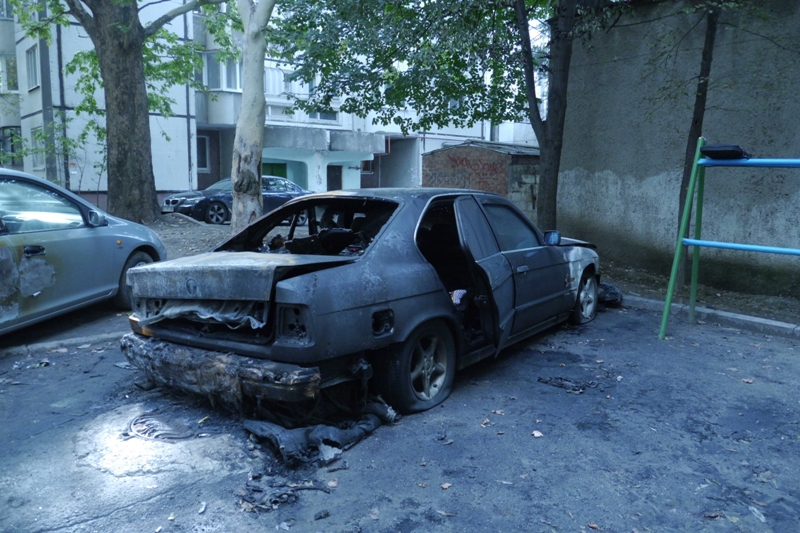 Un BMW a luat foc în capitală. Focul s-a extins și peste o altă mașină