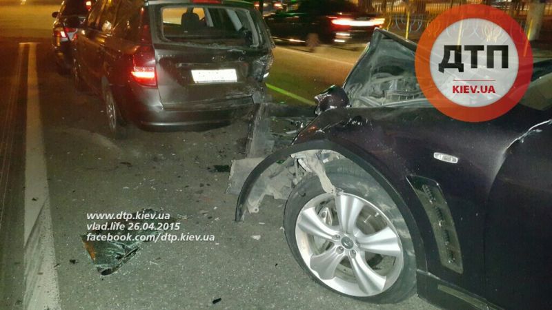 В Киеве сотрудник МВД на Infiniti протаранил четыре авто