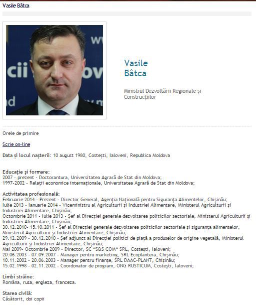 На сайте правительства у двух министров одна и та же биография