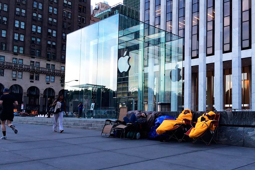 Фанаты Apple уже ночуют в очередях за новыми айфонами