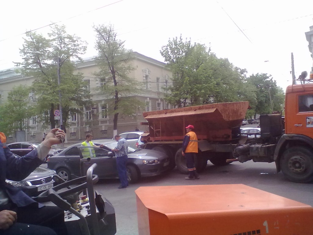В Кишиневе легковой автомобиль врезался в спецтранспорт