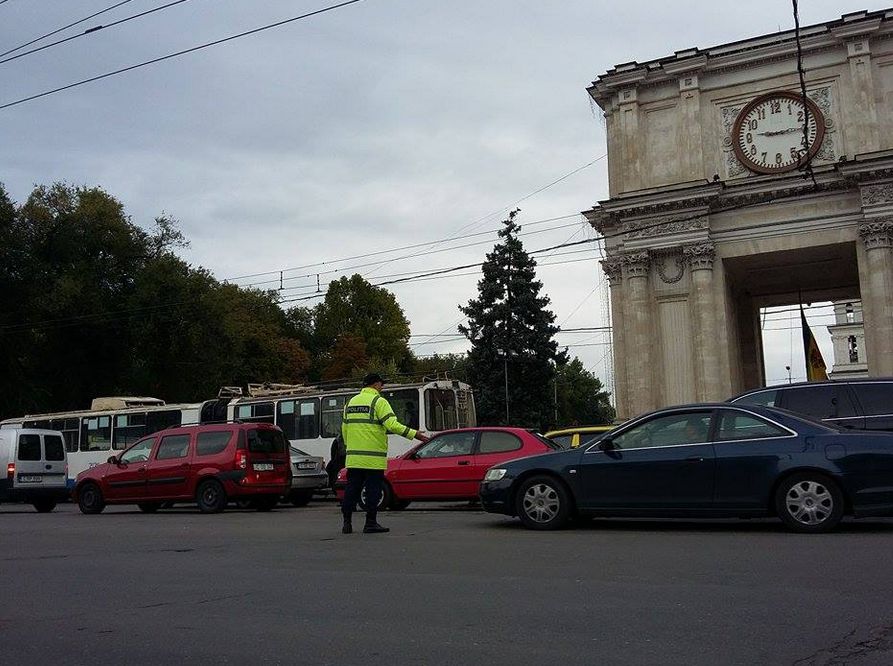 Цепное ДТП произошло перед Триумфальной аркой в центре столицы