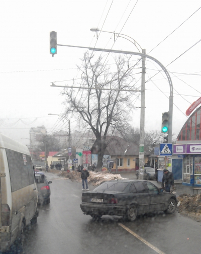 В столице мужчина припарковал автомобиль на пешеходном переходе