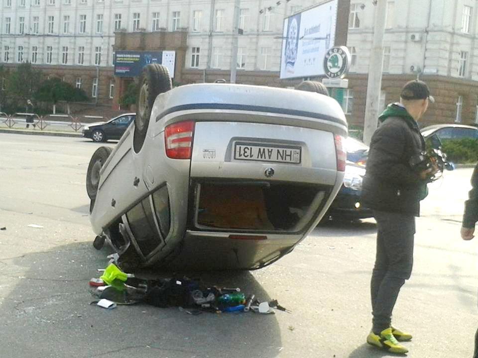 В центре Кишинёва перевернулся легковой автомобиль