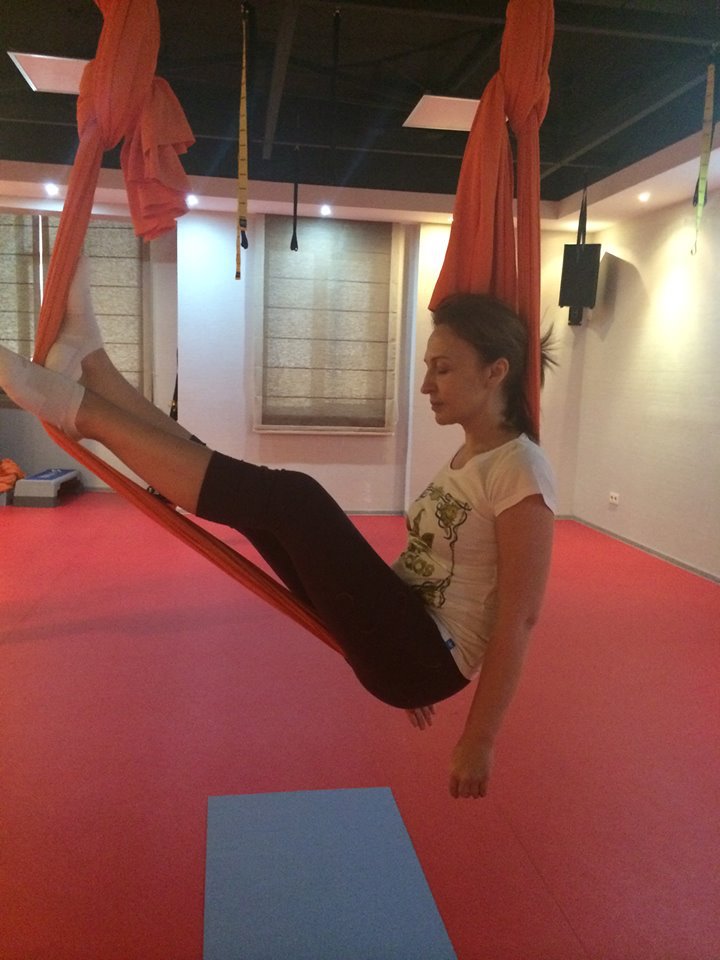 Sanda Filat, face fly yoga ca o adevărată profesionistă
