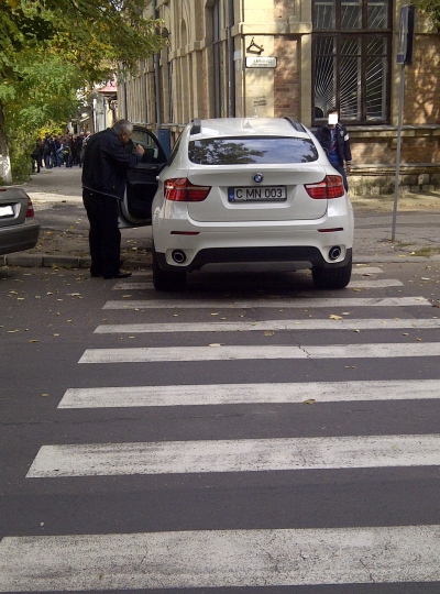 O şoferiţă din capitală şi-a parcat maşina pe zebră şi a înjurat mai mulţi bărbaţi
