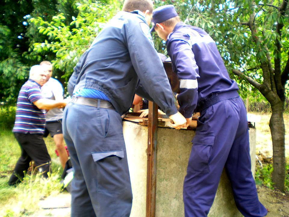 Două femei au fost la un pas de moarte după ce au căzut în fântână