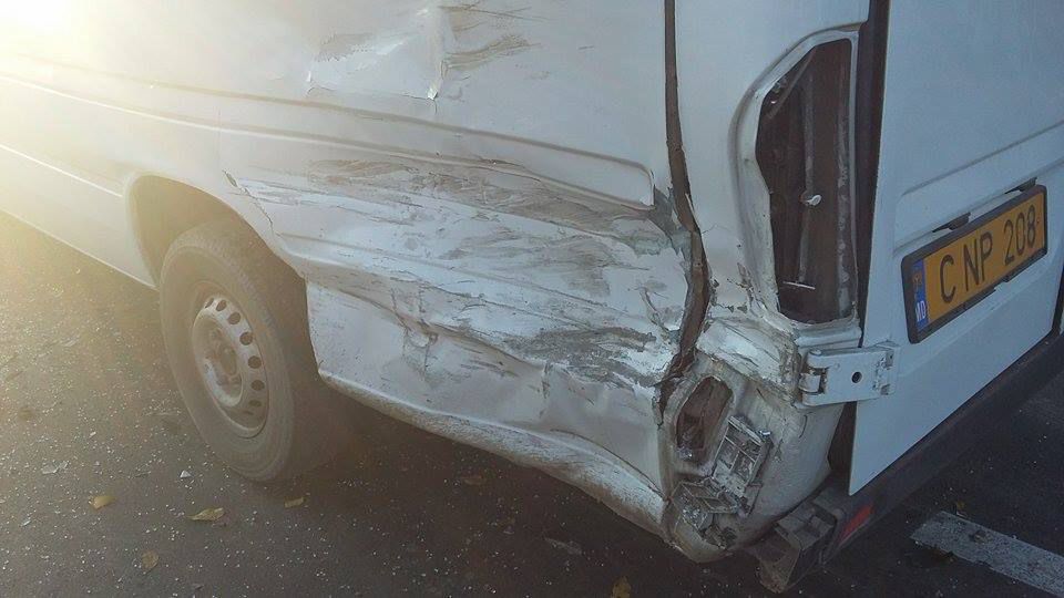 Accident grav pe şoseaua Balcani: Un microbuz de linie s-a tamponat cu un autocamion