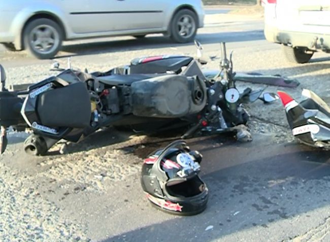 Un motociclist a intrat violent intr-un microbuz de ruta
