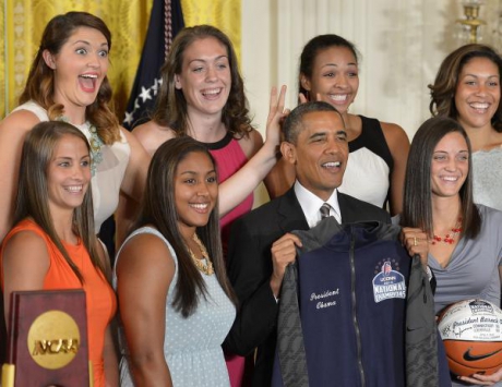Imaginea care îţi aduce zâmbetul pe buze: Ce-i face o tânără lui Obama în faţa fotografilor