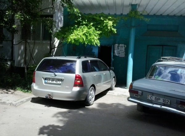 Soferul unei Toyota si-a parcat masina... in bloc