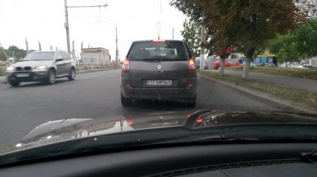 Soluţia găsită de un moldovean pentru ca poliţiştii să nui ridice plăcuţele de înmatricuare