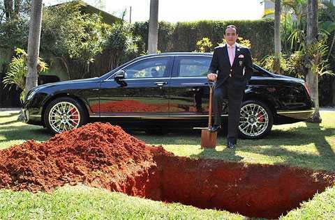 Бизнесмен похоронит свой Bentley за $450 000, чтобы кататься на нем после смерти