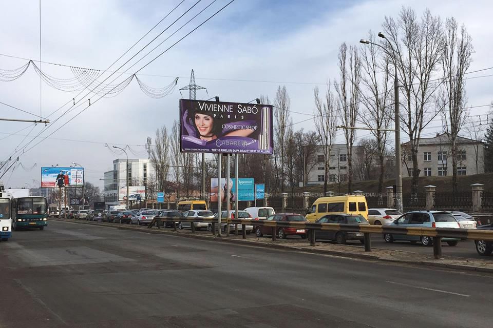 Ambuteiaj pe viaduct. Se circulă bară la bară