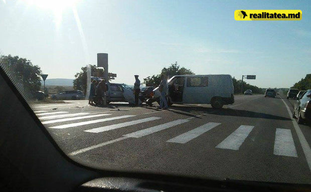 Accident pe traseul Chișinău - Ungheni. Două autoturisme s-au ciocnit frontal