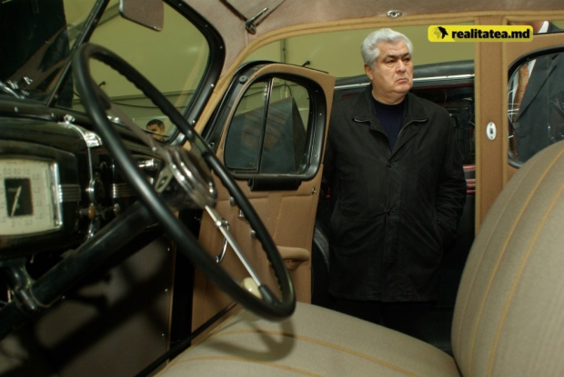 Fotografii din 2010 cu Vladimir Voronin şi maşinile de epocă