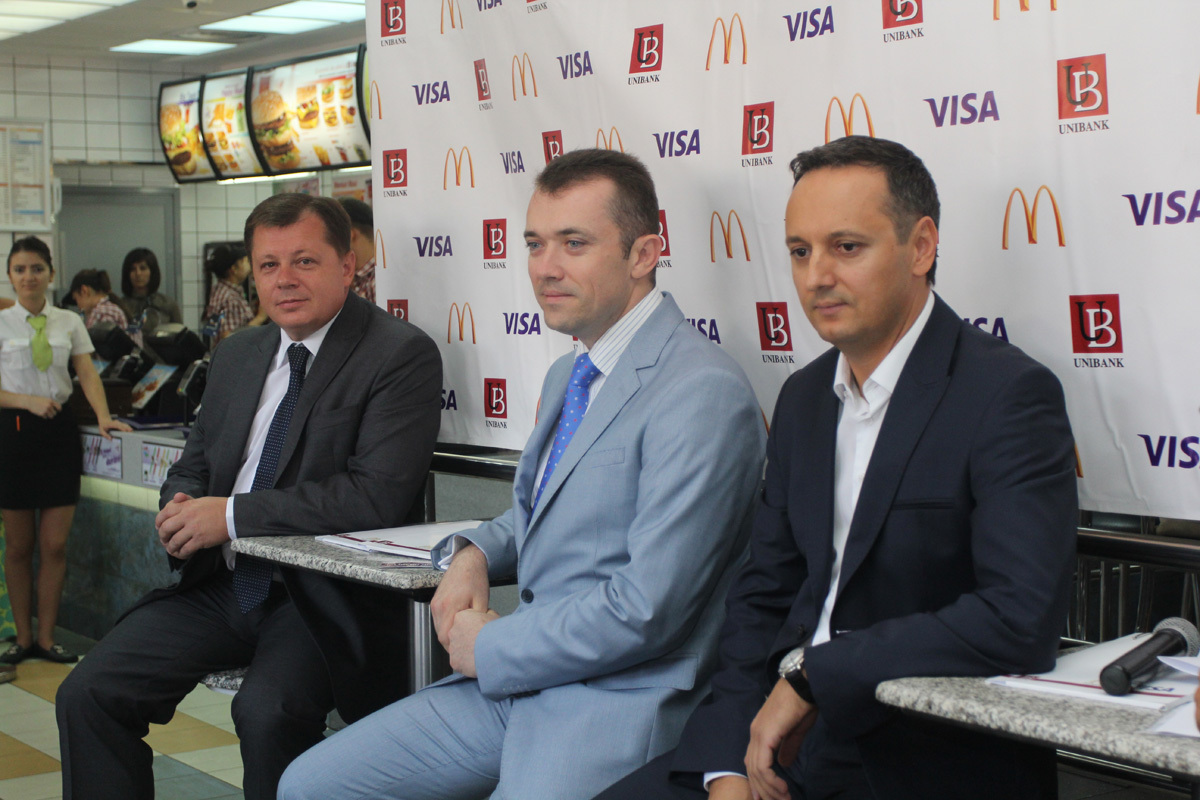 В ресторанах McDonald’s в Молдове теперь можно платить бесконтактно − с помощью карт Visa payWave