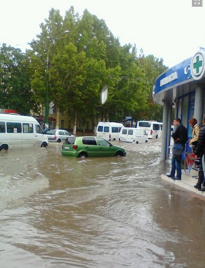 Sisteme de canalizare în Chişinău?! Maşini şi microbuze "înecate" pe străzi, după ploaia de azi