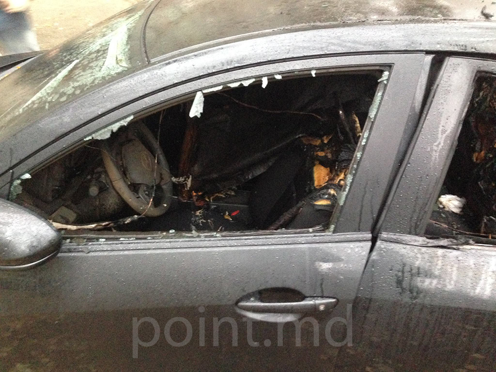 В Кишиневе автомобиль сожгли при помощи "коктейля Молотова"