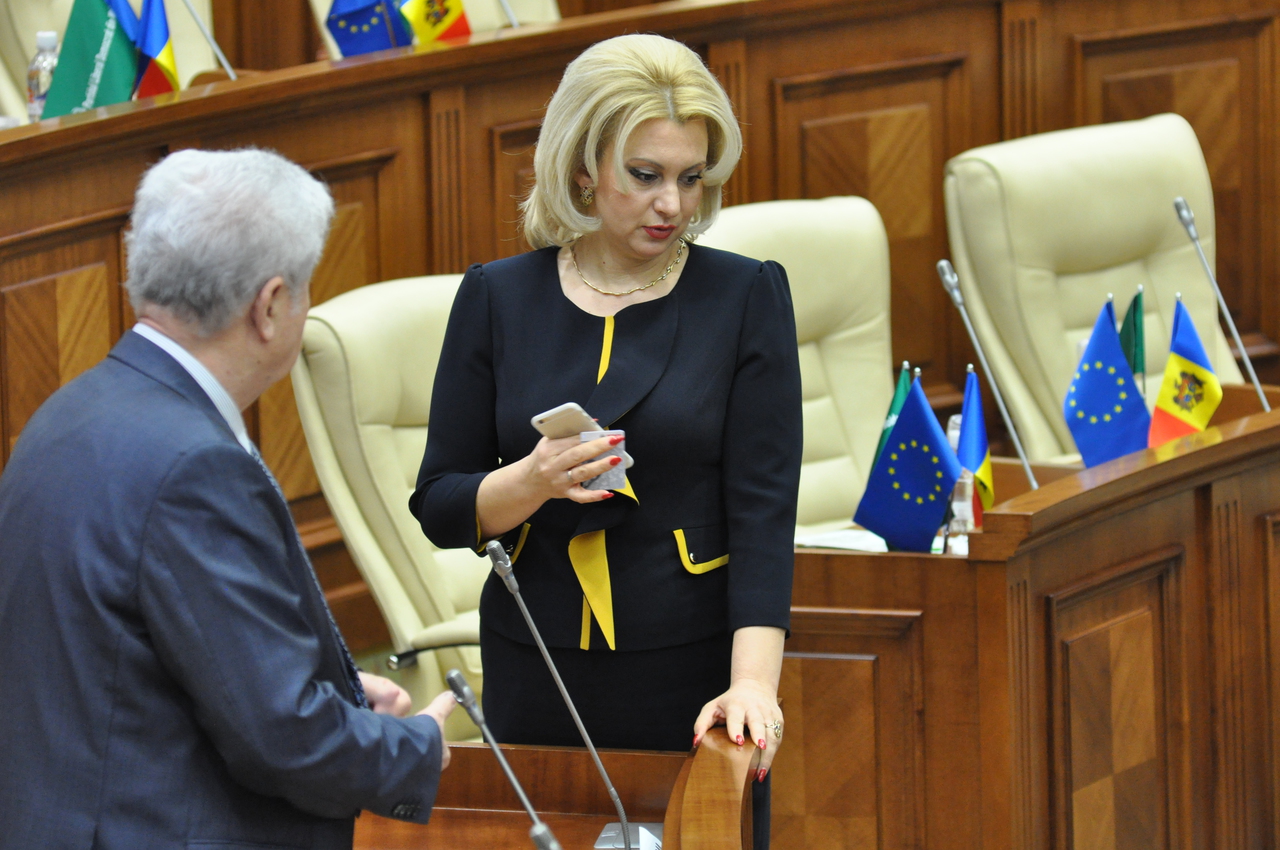 Ea este cea mai tare blondă din Parlamentul de la Chișinău