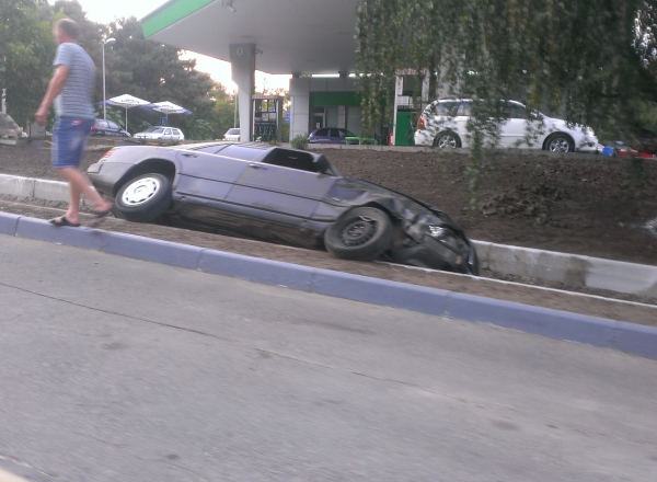 Un automobil a derapat de pe sosea