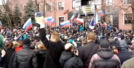 В Донецке пророссийские активисты захватили здание прокуратуры