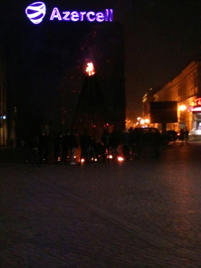 В центре Баку радикальные исламисты сожгли ёлку