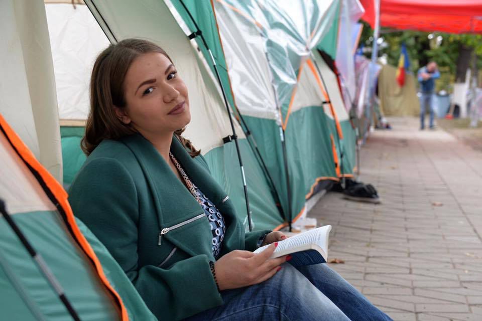 Ночь протестов в Молдове чуть не закончилась сносом палаточного городка
