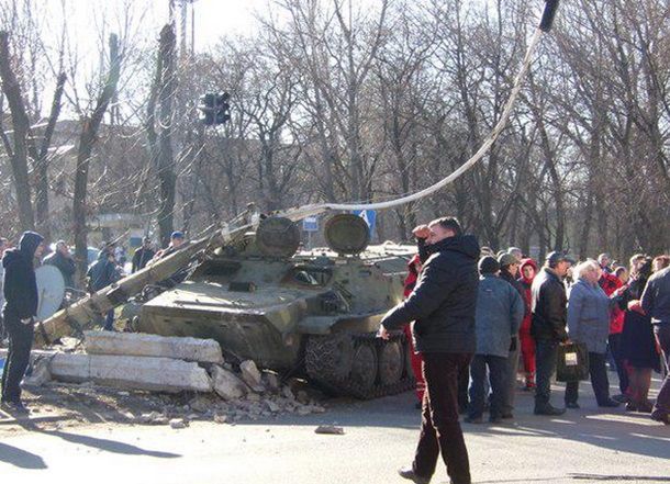 Бойцы ВСУ на броневике сбили насмерть восьмилетнюю девочку