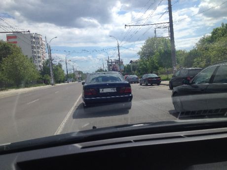Şofer tupeist. Umblă prin Chişinău cu astfel de numere de înmatriculare
