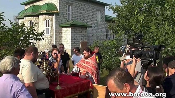 Под Киевом священника облили томатным соком и дали неделю уехать из Украины