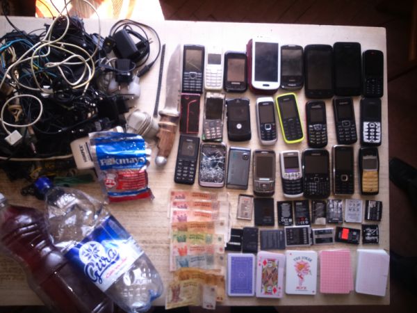 Zeci de telefoane, băuturi alcoolice și droguri, găsite în pușcărie