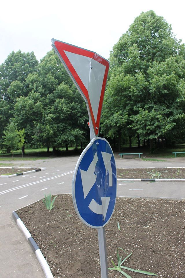 В центральном парке Леово вандалы повредили дорожные знаки и разрисовали детские горки