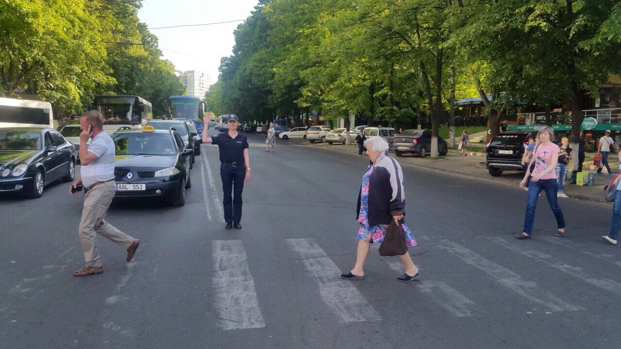 Peste 1200 de pietoni și șoferi, sancționați