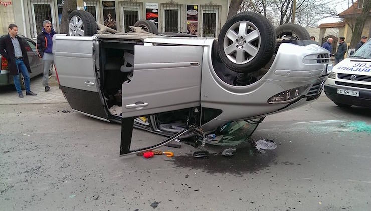 В центре Кишинева в результате ДТП перевернулся автомобиль