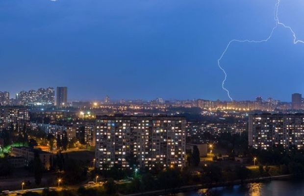 В Киеве бушевала стихия: фотографии грозы заполонили соцсети