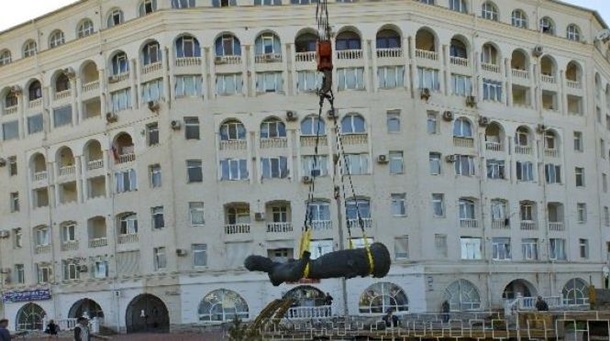 В Севастополе демонтировали памятник гетману Сагайдачному