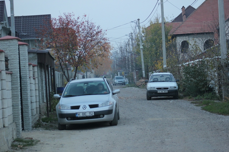 Vecinii lui Leancă îi ocolesc casa