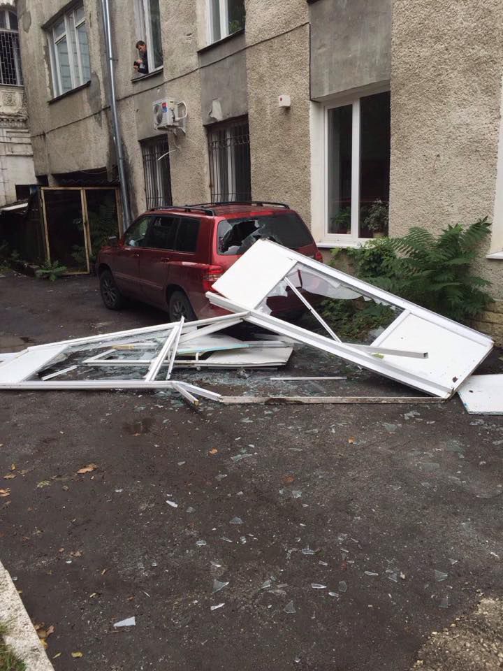В здание примэрии Кишинева въехал автомобиль