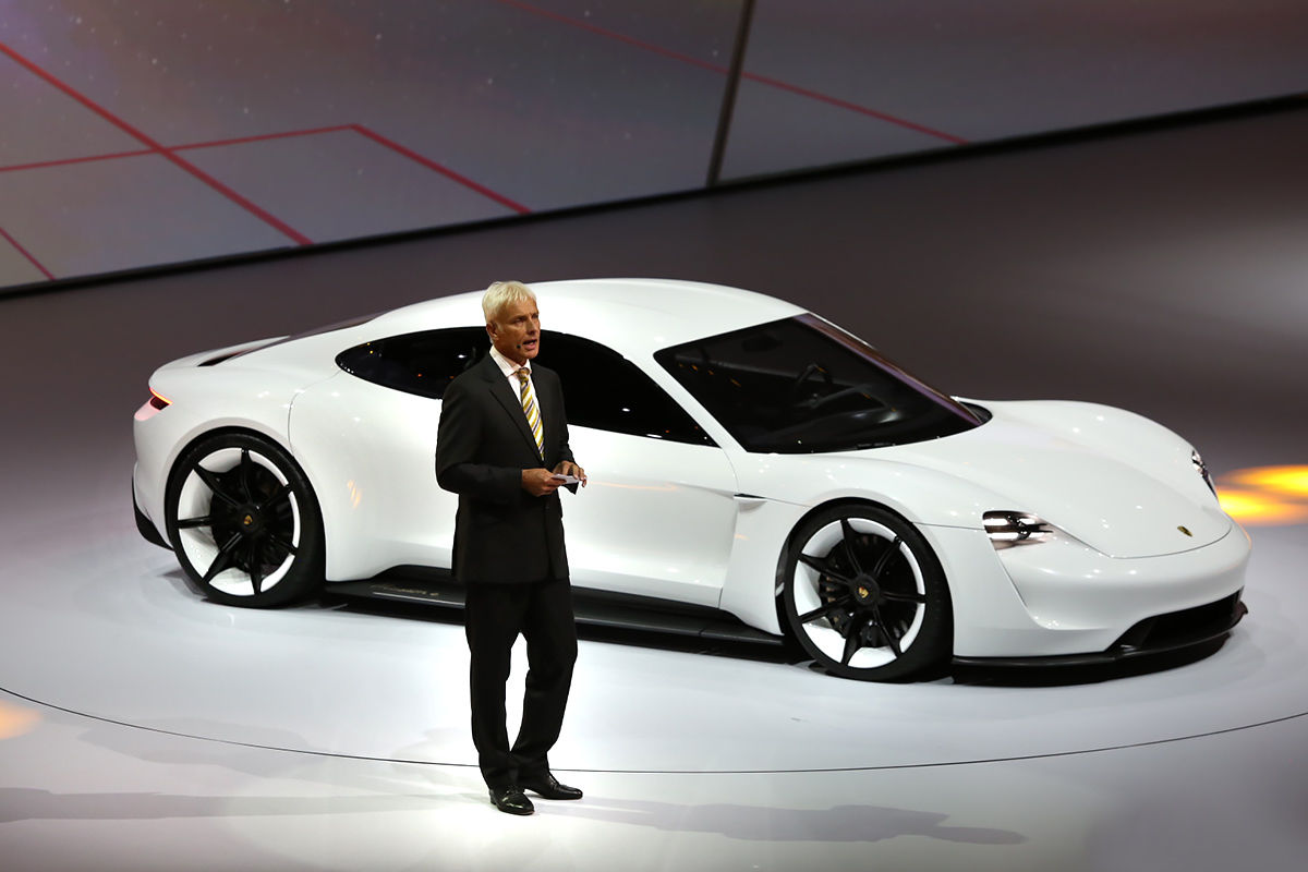 Компания Porsche привезла во Франкфурт 600-сильный электрокар