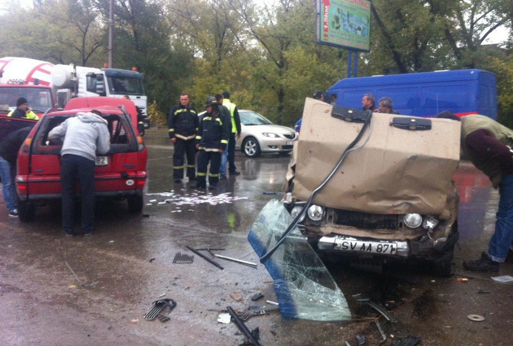 Două maşini s-au făcut zob lângă o staţie PECO