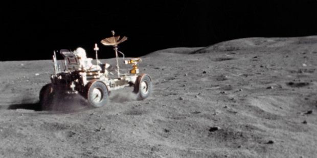 Ученый нашел на Луне след от ракетного ускорителя миссии "Аполлон-16"