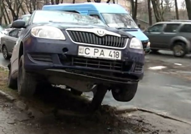O maşină a doborât un semafor dintr-o lovitură