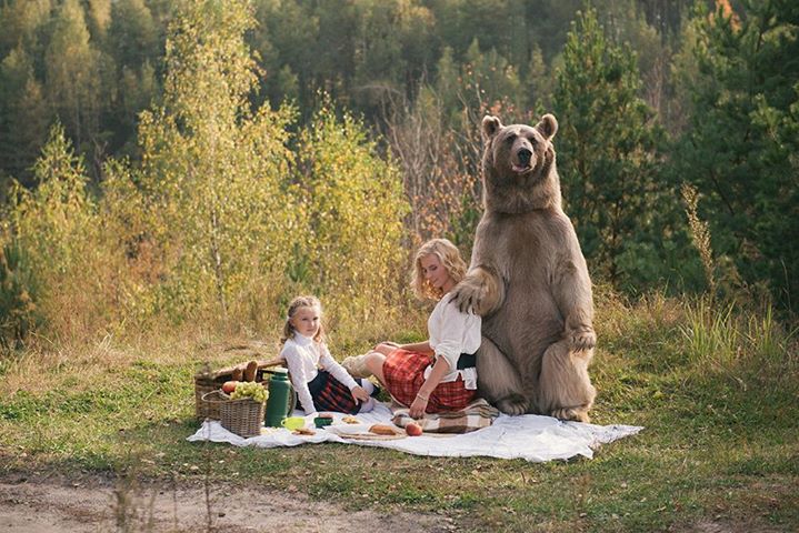 Фото ребенка с медведем возмутило родителей во всем мире