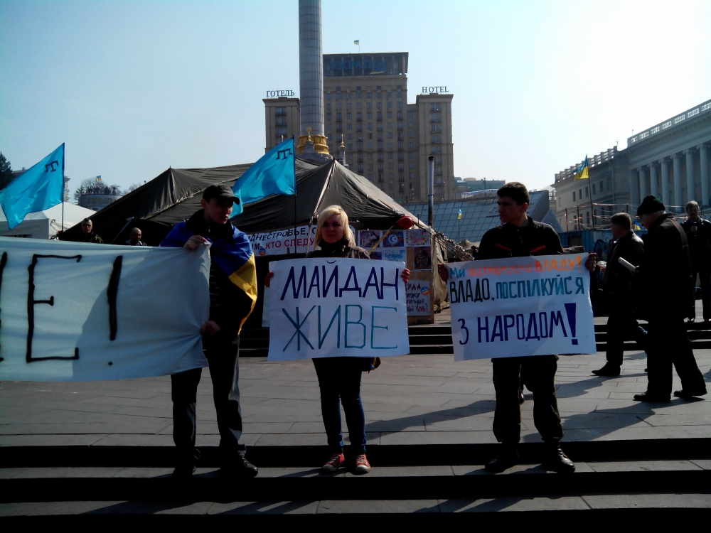 На вече в Киеве развернули 30-метровый флаг Украины и Крыма