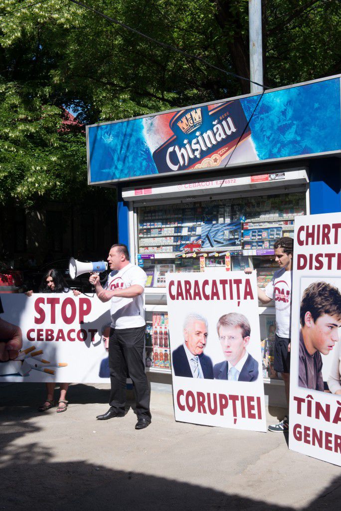 Marcel Darie şi susţinătorii săi au protestat împotriva gheretelor instalate ilegal în centrul istoric al Chișinăului